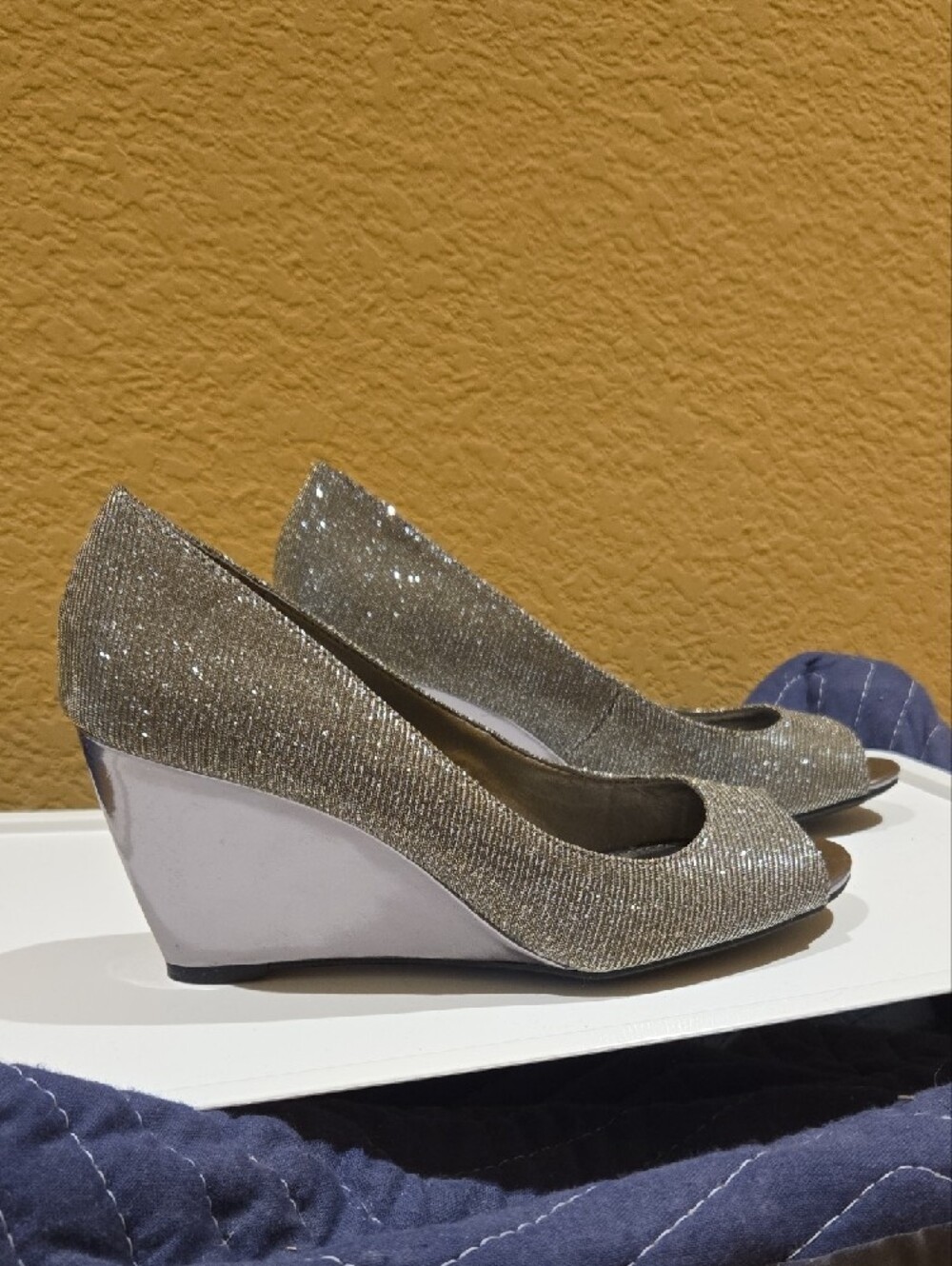 Bandolino Metallic Gold Glitter Peep-Toe Heels Size 7